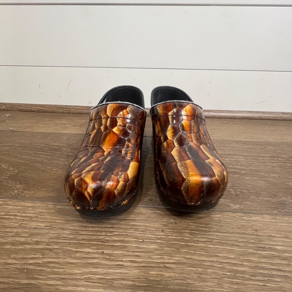 Dansko Patent Professional Tiger Eye Clogs Size 37 (6.5-7) - Picture 4 of 10